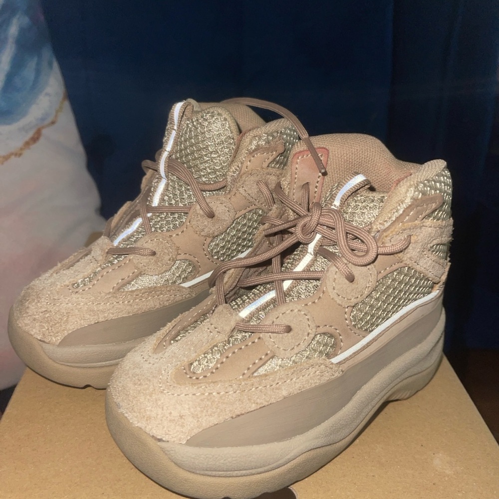 Yeezy Tan Sneakers with Chunky Design and Cushioned Midsole